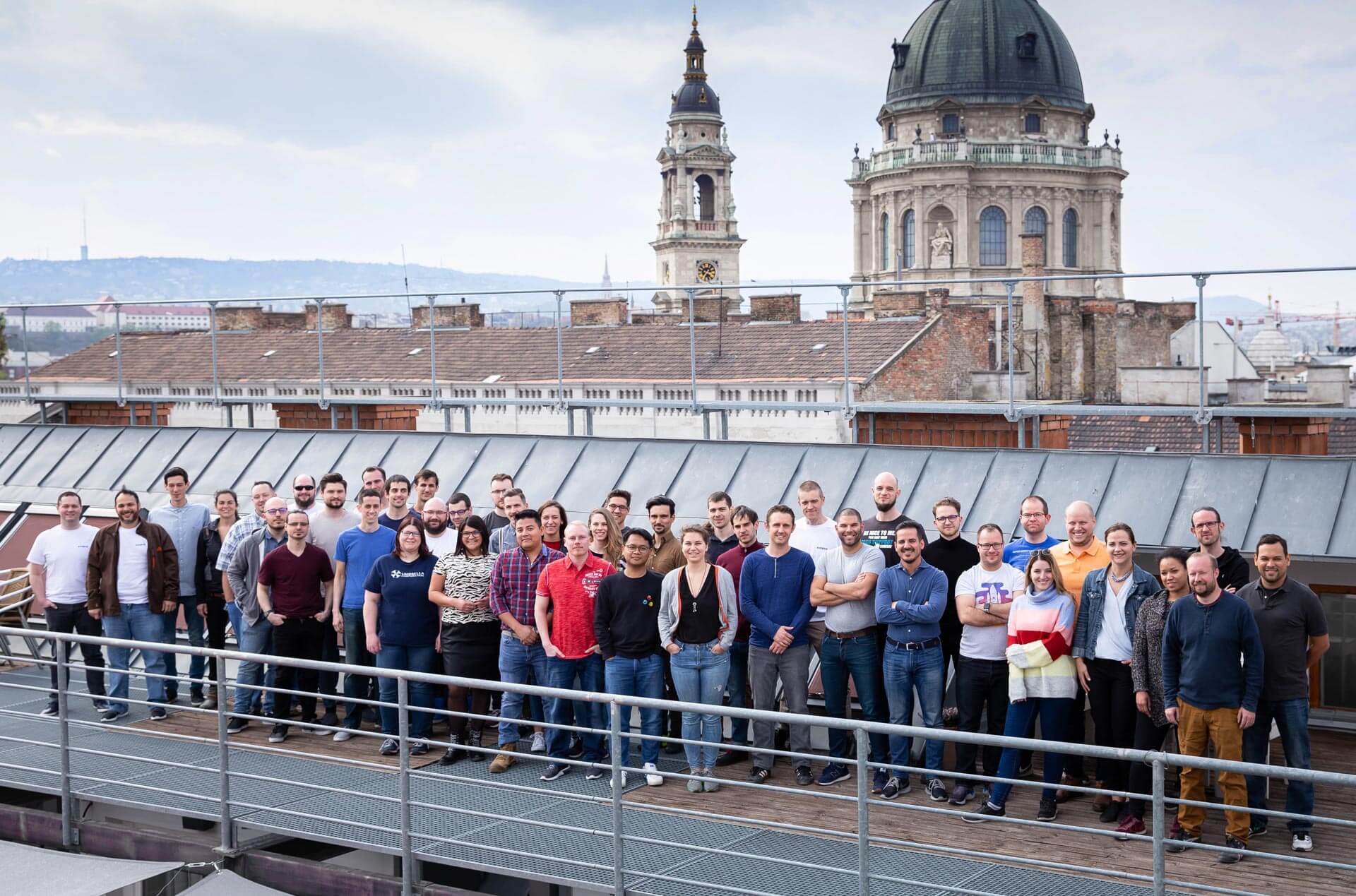 Kinsta-Team auf dem Dach des Büros in Budapest, Ungarn
